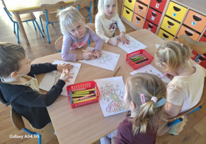 Dzieci kolorują obrazki konturowe związane ze świętem.