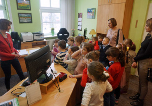 Dzieci podczas spotkania z panią Anią z Wydziału Edukacji