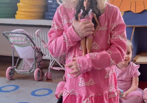 Asia ze swoją ulubioną lalką Barbie.
