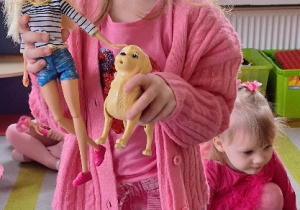 Asia ze swoją ulubioną lalką Barbie i jej pieskiem.