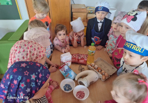 Dzieci poznają produkty potrzebne do pieczenia i dekorowania babeczek.