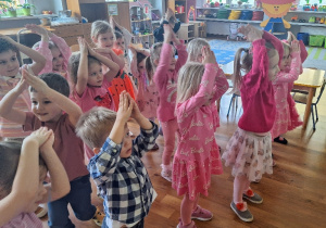Dzieci tańczą do utworu "Barbie shark".