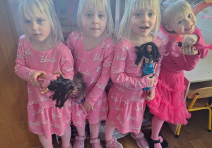 Dziewczynki ze swoimi lalkami.