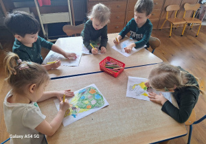 Dzieci kolorują obrazek konturowy - "Pani Wiosna".