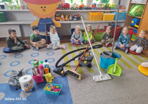 Dzieci poznają na zajęciach przybory do sprzątania.