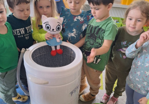 Dzieci poznały na zajęciach sprzęt do prania - pralkę "Franię".