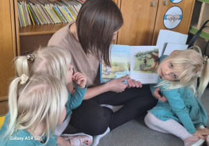 Mama Asi, Helenki i Zosi czyta dzieciom książeczki.