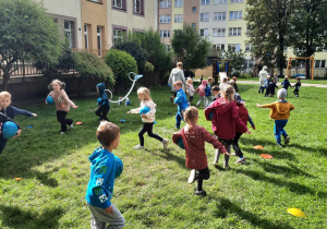 Zajęcia z Drużyną Kangura na placu zabaw