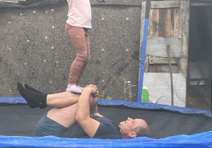 Iga z tatą na trampolinie