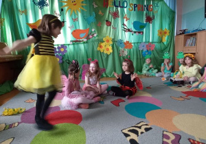 "Taniec owadów" do utworu "Butterfly, ladybug, bumblebee" w wykonaniu dzieci z grupy "Tuptusie"