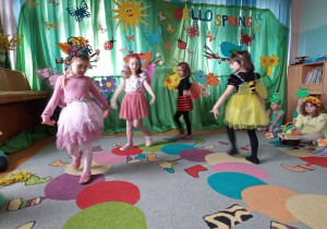 "Taniec owadów" w wykonaniu dziewczynek z grupy "Tuptusie"