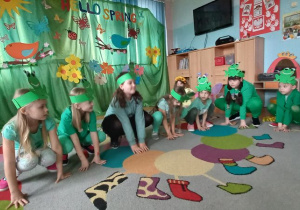 Dzieci z grupy "Figielki" w utworze "Five little speckled frogs"
