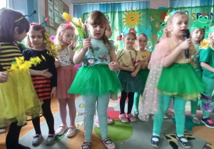 Dzieci wspólnie śpiewają piosenkę pt. "Maszeruje wiosna"