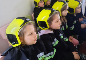 Dzieci w strojach strażackich