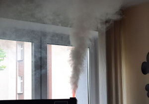 Dym wydobywający się z komina domku edukacyjnego