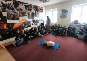 Dzieci w sali do ćwiczeń z pierwszej pomocy