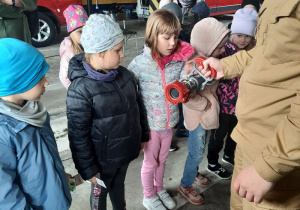 Dzieci oglądają sprzęt gaśniczy