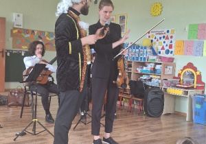 Pani Konstancja opowiada o skrzypcach.