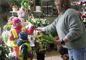 Pani daje dzieciom tulipany.