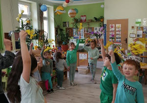 Dzieci śpiewają piosenkę o wiośnie.