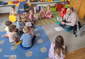 Tata Michasi czyta dzieciom bajki.