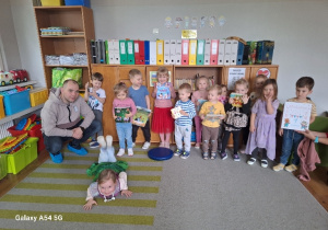 Tata Michaliny pozuje z dziećmi do zdjęcia grupowego.