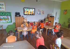 Dzieci oglądają teledysk "Marchewkowe pole" zespołu Lady Pank.