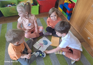 Dzieci układają "marchewkowe puzzle" w zespołach.