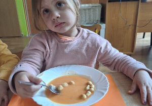 Julia zjada na obiad zupę marchewkową.
