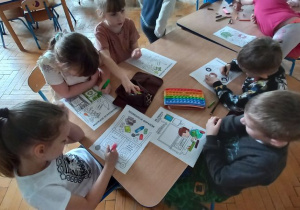 Dzieci kolorują wybrane obrazki o tematyce ekologicznej