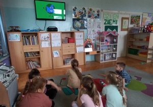 Dzieci oglądają film o tematyce ekologicznej