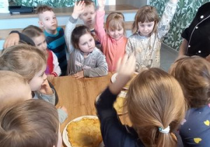 Dzieci odpowiadają na pytania Pani kucharki odnośnie zdrowego żywienia