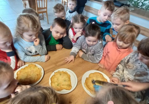 Pani kroi naleśniki z warzywami na mniejsze porcje