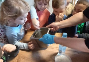 Dzieci wraz z Panią przygotowują ciasto na naleśniki