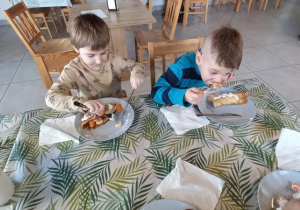 Olek i Anton jedzą naleśniki