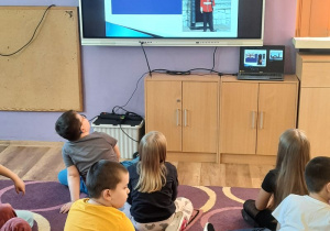 Dzieci oglądają prezentację na temat Wielkiej Brytanii