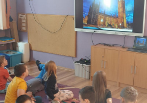 Dzieci oglądają prezentację na temat Wielkiej Brytanii