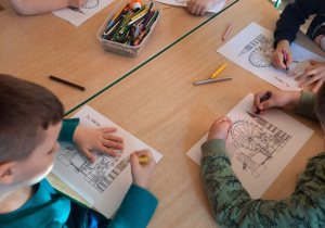 Dzieci kolorują obrazek przedstawiający symbole Londynu