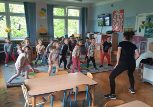 Dzieci tańczące wraz z p. instruktor