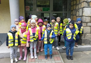 Buziaki przed Biblioteką Miejską