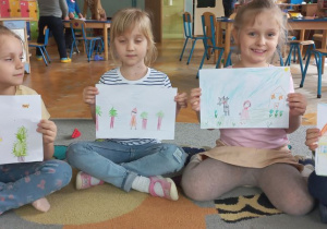 Dzieci prezentują ilustracje do bajki "Czerwony Kapturek"