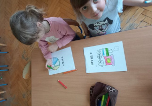 Weronika i Maja kolorują zabawki