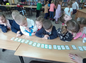 Zajęcia w Bibliotece Pedagogicznej "Geniboty - tak to leciało"