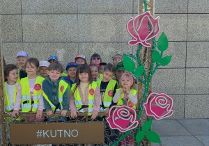 Dzieci stoją w fotoramce z napisem Kutno