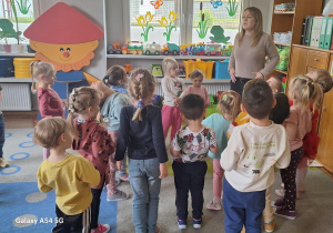 Dzieci wykonują ćwiczenia oddechowe na wyciszenie.