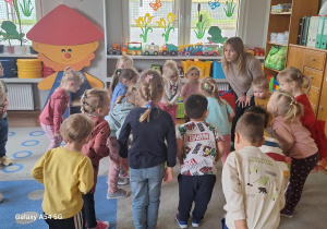 Dzieci wykonują ćwiczenia oddechowe na wyciszenie.