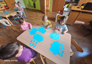 Matematyczna zabawa dydaktyczna rozwijająca umiejętność dodawania i odejmowania "Spadające kropelki".