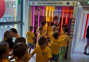 Dzieci wchodzą do tunelu multisensorycznego