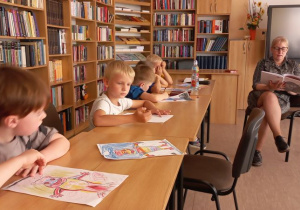 Pani z Biblioteki czyta książkę "Co robią uczucia?"