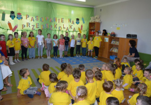 Starsze przedszkolaki śpiewają piosenkę na powitanie